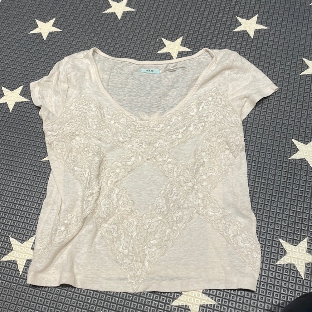 Cropped tee with lace detail